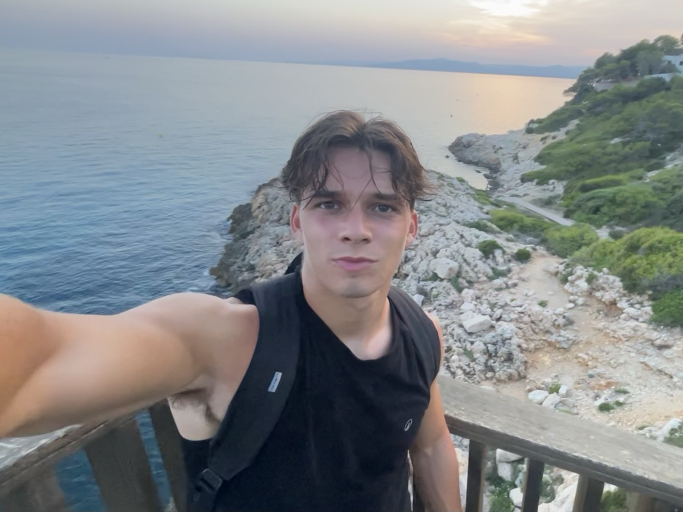 Raphaël Marques en randonnée, face à un sommet